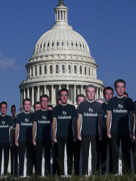 100 potongan karton CEO Facebook Mark Zuckerberg yang mengenakan kaos bertuliskan "fix fakebook" berjejer di halaman Capitol AS di Washington DC (10/4). Sebelmunya, Zuckerberg tersandung skandal kebocoran data Facebook. (Zach Gibson / Getty Images / AFP)