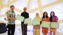 Ahok memberikan hadiah pada pemenang Jakarta Souvenir Design Award yang digelar Sabtu (21/06/14) di Senayan City, Jakarta (Liputan6.com/Faial Fanani) 