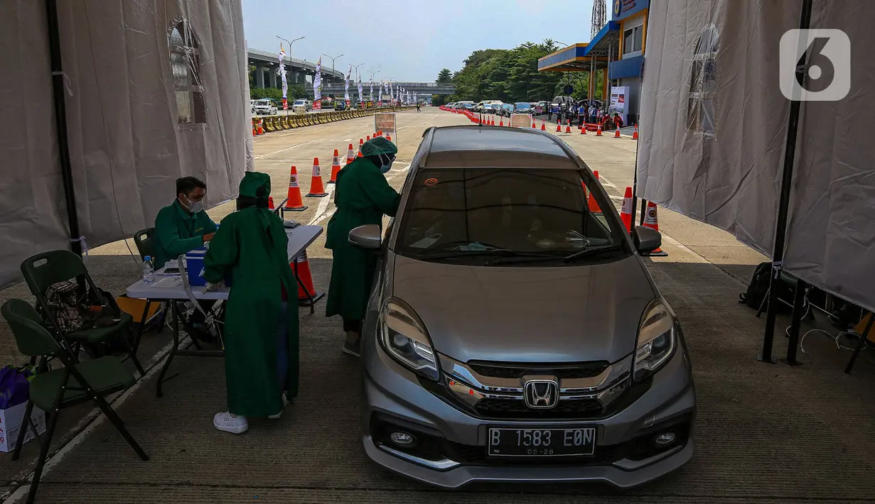 Pengendara melakukan vaksinasi COVID-19 di Gerbang Tol Cibubur Utama, Jakarta, Rabu (1/9/2021). Vaksinasi secara drive thru di ruas Tol Jagorawi menargetkan lima puluh ribu orang sebagai upaya percepatan vaksinasi COVID-19. (Liputan6.com/Angga Yuniar)