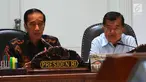 Presiden Joko Widodo atau Jokowi (kiri) didampingi Wapres Jusuf Kalla saat memimpin rapat terbatas di Istana, Jakarta, Selasa (2/10). Rapat terbatas diikuti sejumlah menteri dan kepala lembaga negara. (Liputan6.com/Angga Yuniar)