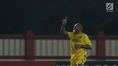Pemain depan Bhayangkara FC, Herman Dzumafo Epandi merayakan golnya ke gawang Madura United pada lanjutan Go-Jek Liga 1 Indonesia 2018 bersama Bukalapak di Stadion PTIK, Jakarta, Kamis (7/6). Bhayangkara FC unggul 1-0. (Liputan6.com/Helmi Fithriansyah)