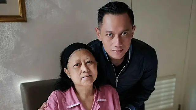 Istri Presiden ke-6 RI Susilo Bambang Yudhoyono (SBY), Ani Yudhoyono, dan putra sulungnya, AHY