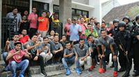 Skuat Bhayangkara SU diundang menikmati jamuan oleh Suroso di kediamannya di Kota Malang, Minggu (15/5/2016), jelang pertemuan kontra Arema Cronus. (Bola.com/Fahrizal Arnas)