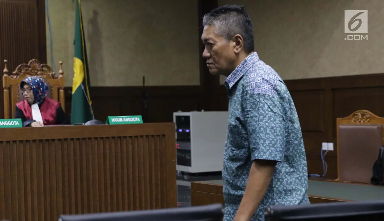 Terdakwa suap putusan perkara perdata yang juga Hakim PN Jakarta Selatan, Irwan saat menjalani sidang putusan di Pengadilan Tipikor, Jakarta, Kamis (11/7/2019). Bersama Iswahyu Widodo, Irwan dihukum 4 tahun 6 bulan penjara, denda Rp200 juta subsider 2 bulan. (Liputan6.com/Helmi Fithriansyah)