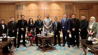 Direktur Utama Dinamika Utama Pangan (kedua dari kanan) Zaenal Aziz, bersama para pengusaha saat menghadiri Forum Bisnis Indonesia – Mesir. (Liputan6.com)