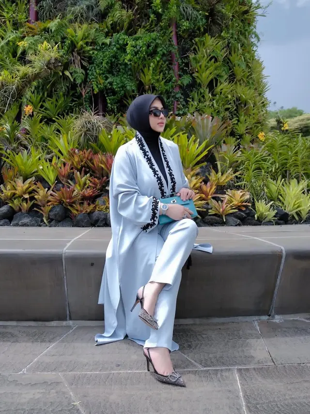 5 Model Outer Ala Syahrini, Bikin Tampak Langsing Pasca Melahirkan