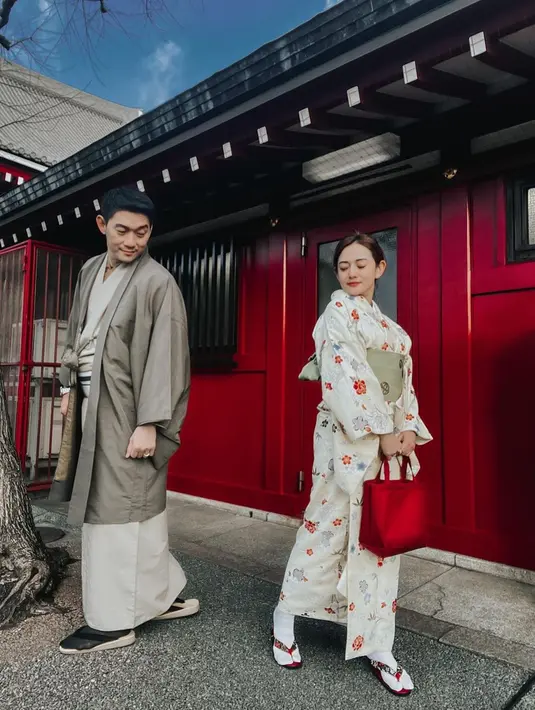 Tak sedikit orang yang terpesona dengan paras cantik Citra Monica saat mengenakan kimono berwarna putih dengan motif bunga. Rambutnya juga ditata layaknya gadis Jepang.(Liputan6.com/IG/@ifanseventeen)
