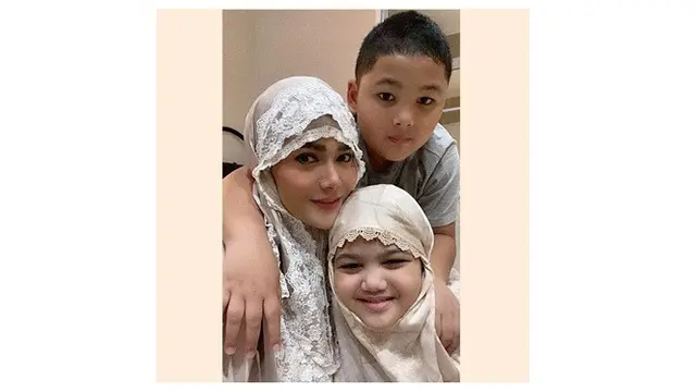 8 Pesona Krisdayanti saat Pakai Hijab, Disebut Makin Anggun