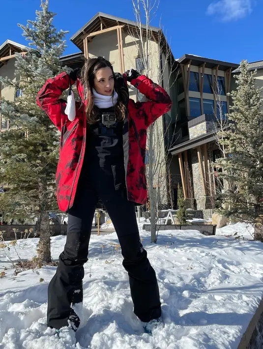 Dengan mengenakan jaket merah, ibu 3 anak ini terlihat begitu menawan. Hawa dingin seolah tak dirasakan Nia dengan tetap tampil stylish. Gayanya yang stylish ini membuat netizen ramai menyebutnya cantik memesona. (Liputan6.com/IG/@ramadhaniabakrie)