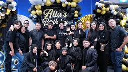Kekompakan keluarga Hermansyah dan Gen Halilintar saat berfoto bersama. (Foto: Instagram/ genifaruk)
