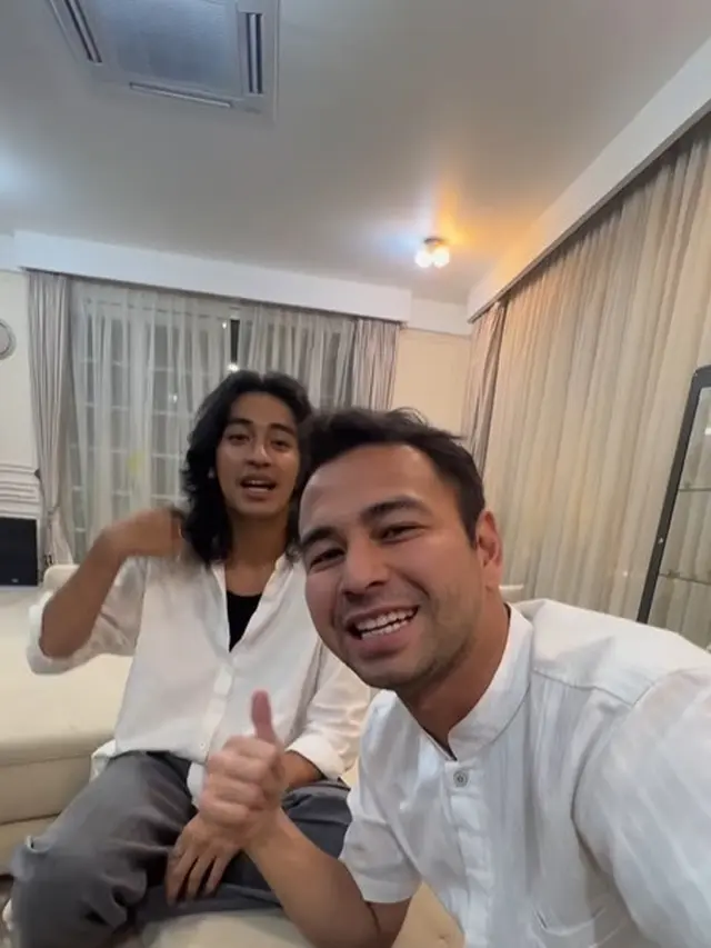 Raffi Ahmad menghadiahi Vespa untuk Abidzar. (Foto: Instagram/raffinagita1717)