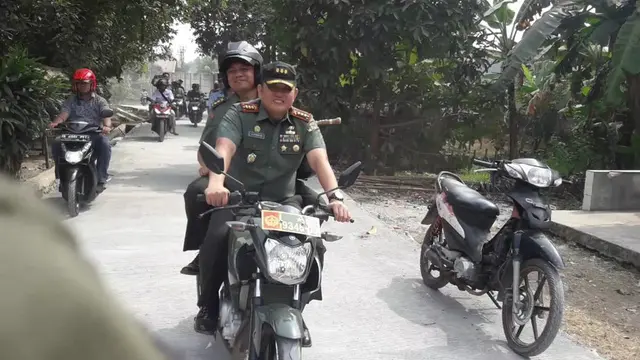 Pangdam Mayor Jenderal TNI Joni Supriyanto berboncengan saat akan menuju lokasi TMMD di Cisoka, Kabupaten Tangerang, Rabu (8/8/2018).