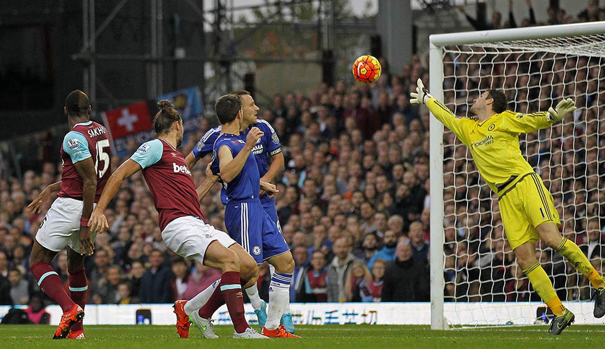 8. Andy Caroll - Striker West Ham ini mencetak gol kemenangan atas Chelsea. Akibat gol ini kabar pemecatan Mourinho semakin kencang. (AFP/Ian Kington)