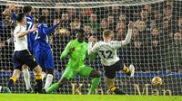 Pemain Everton Jarrad Branthwaite (kanan) mencetak gol gawang Chelsea pada pertandingan sepak bola Liga Inggris di Stadion Stamford Bridge, London, Inggris, 16 Desember 2021. Pertandingan berakhir imbang 1-1. (AP Photo/Alastair Grant)