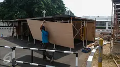 Pekerja membuat panggung untuk persiapan peringatan HUT Kemerdekaan RI ke-70 di halaman Istana Merdeka, Jakarta, Kamis (6/8). Persiapan terus dilakukan di kompleks Istana menjelang perayaan hari kemerdekaan 17 Agustus 2015. (Liputan6.com/Faizal Fanani)