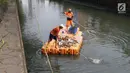 Petugas UPK Badan Air Pemprov DKI Jakarta membersihkan ceceran sampah di sepanjang Anak Sungai Ciliwung yang membelah kawasan Jalan Gajah Mada dan Hayam Wuruk, Selasa (9/7/2019). Pembersihan ini untuk menghindari penumpukan sampah dan memperlancar aliran air. (Liputan6.com/Helmi Fithriansyah)