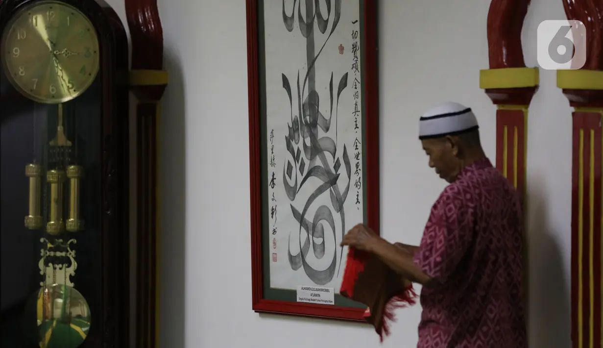 Umat muslim bersiap melakukan Sholat di masjid Lautze, kawasan Sawah Besar, Jakarta Pusat, Rabu (20/4/2022). Masjid Lautze berupa bangunan ruko dengan arsitektur etnis Tionghoa pertama yang ada di Jakarta yang dibangun oleh Haji Karim Oei pada tahun 1991. (Liputan6.com/Johan Tallo)