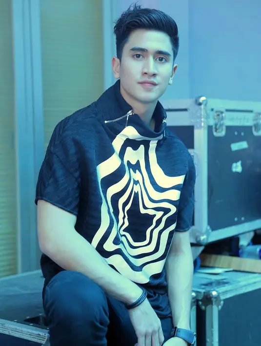 "Saya ngelihatnya kalau kemana-kemana sama mamanya artinya dia perempuan baik-baik. Kalo ngobrol juga dia nggak ada sombong-sombongnya, sopan. Itu kan penting ya buat saya," ujar Venna Melinda Jumat (28/7). (Nurwahyunan/Bintang.com)