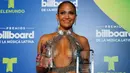 Penyanyi Jennifer Lopez berpose dengan penghargaan yang diraihnya di Latin Billboard Awards, Coral Gables, Florida, Kamis (27/4). (AP Photo / Wilfredo Lee)