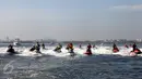 Sejumlah anggota SeaDoo Club Indonesia melakukan konvoi menggunakan jet ski saat peringatan HUT Kemerdekaan RI ke 71 di Kepulauan Seribu, Jakarta Utara, Rabu (17/8). Pada kesempatan tersebut mereka menyerahkan bantuan sebesar Rp.500 juta. (Rahmat)