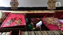 Seorang anak berlatih mendalang wayang kulit di Sanggar Nirmalasari, Cinere, Depok, Jawa Barat, Minggu (9/2/2020). Para siswa di sanggar ini dipungut iuran Rp 300 ribu per bulan. (merdeka.com/Arie Basuki)