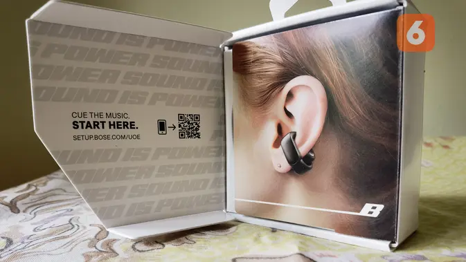 <p>Pada boks Bose Ultra Open Ear terdapat gambar ketika TWS ini dipakai, penggunanya hanya perlu menyangkutkan buds ke telinga, sehingga mirip dengan penggunaan anting. (Liputan6.com/ Agustin Setyo Wardani)</p>