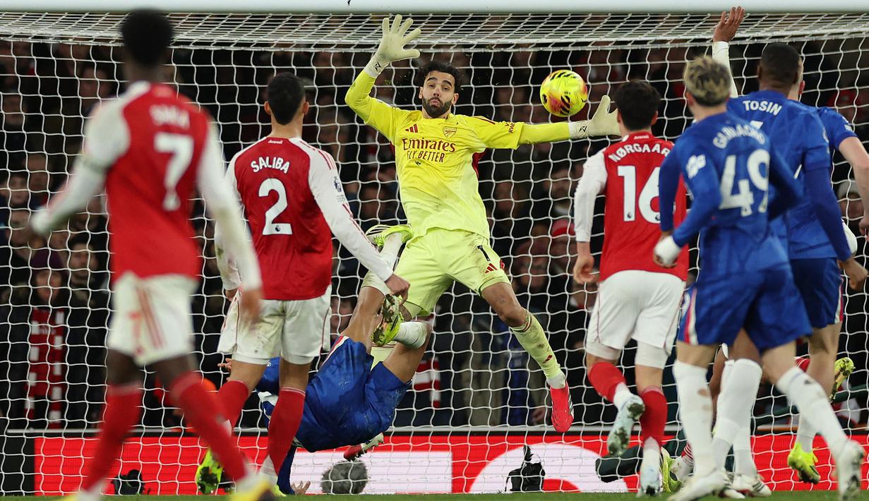 Kiper Arsenal, David Raya juga memerankan peranan penting dengan membuat penyelamatan-penyelamatan gemilang di bawah misatar Arsenal. (AFP/Adrian Dennis)