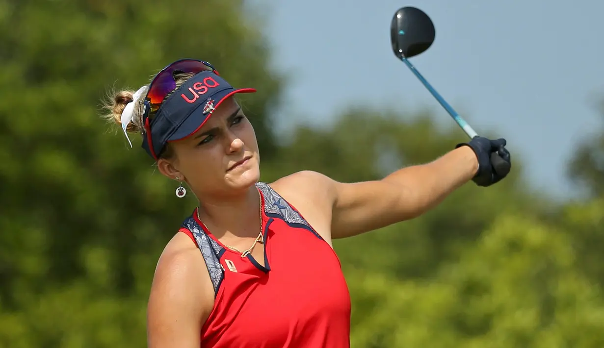 Pegolf asal Amerika Serikat, Lexi Thompson memukul bola saat bersaing pada kompetisi golf wanita putaran ketiga di Olimpiade 2016 di Olympic Golf Course, Rio de Janeiro, Brasil (19/8). (REUTERS/Andrew Boyers)