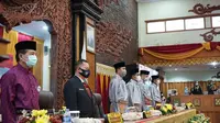 Gubernur Jambi Fachrori Umar (kiri) beserta jajaran ketua dan wakil ketua DPRD Jambi saat mengikuti sidang paripurna memperingati HUT Jambi ke-64, Rabu (6/1/2021). (Liputan6.com/dok DPRD Jambi)