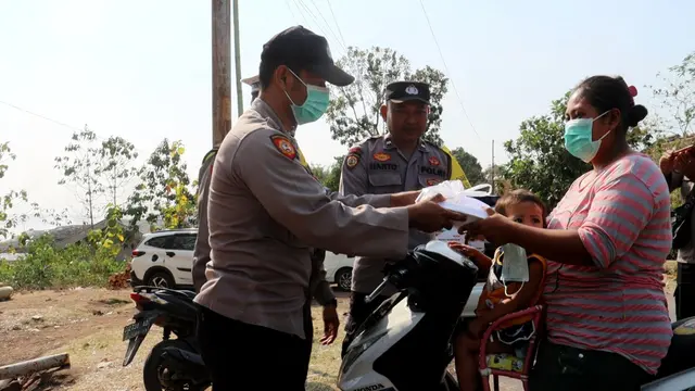 Polres Pemalang membagikan makanan gratis untuk warga terdampak kebakaran TPA Pesalakan. (Foto: Liputan6.com/Polres Pemalang)