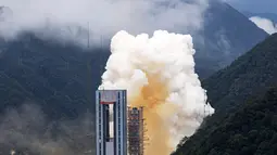 Roket pengangkut membawa satelit terakhir dari Sistem Satelit Navigasi BeiDou (BeiDou Navigation Satellite System/BDS) lepas landas dari Pusat Peluncuran Satelit Xichang, Sichuan, China, Selasa (23/6/2020). Ini menandai tuntasnya pemosisian sistem navigasi global satelit BDS. (Xinhua/Jiang Hongjing)