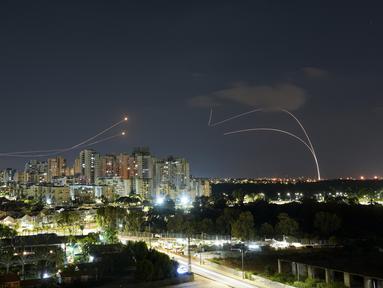 Sistem antirudal Iron Dome Israel menembak untuk mencegat roket yang diluncurkan dari Jalur Gaza menuju Israel tepat sebelum gencatan senjata antara Palestina dan Israel mulai berlaku di Ashkelon, Israel, 7 Agustus 2022. Gencatan senjata antara Israel dan militan Palestina telah mulai berlaku dalam upaya untuk mengakhiri hampir tiga hari kekerasan yang telah menewaskan puluhan warga Palestina. (AP Photo/Tsafrir Abayov)