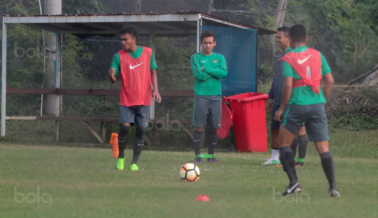 Pemain Timnas U-19, Egy Maulana Vikri (tengah) melihat rekan-rekannya berlatih di Lapangan Legenda Football Arena, Bekasi, Jumat (29/9/2017). Latihan tersebut merupakan persiapan uji coba melawan Kamboja. (Bola.com/Nicklas Hanoatubun)