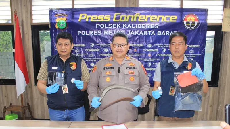 Sekelompok pecandu narkoba dan bandar keroyok rekannya sendiri karena menduga sebagai cepu polisi. Korban M (34) alami luka parah di bagian kepala.