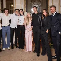 Anak dan Suami di Fashion Show Victoria Beckham di Paris. [@nicolaannepeltzbeckham]