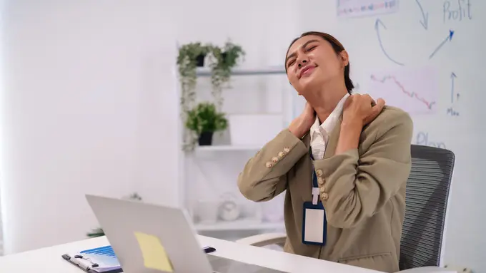 Laptopan Seharian Tanpa Sadar Bikin Cedera? Kenali RSI, Penyebab Tubuh Cepat Loyo Saat Bekerja