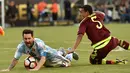 Lionel Messi terjatuh setelah dilanggar pemain Venezuela dalam laga perempat final Copa America Centenario 2016 di Stadion Gillette, Massachusetts, AS, (19/6/2016). (AFP/Nelson Almeida)