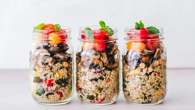 Resep Quinoa Salad dengan Kacang Merah dan Herbs Segar yang Mudah Dibuat untuk Menu Sehari-hari