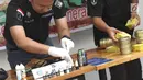 Subdit I Ditresnarkoba Polda Metro Jaya menunjukkan barang bukti kasus jual beli narkoba liquid vape di Jakarta, Kamis (25/10). Tersangka menjual dan menjadi kurir narkoba liquid vape di medsos Instagram dan Line. (Liputan6.com/Immanuel Antonius)