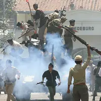 Pejuang kemerdekaan RI merebut tank tentara belanda pada teatrikal serangan umum 1 maret 1949 di Yogyakarta, (6/3). Teatrikal tentang pendudukan kota yogyakarta oleh TNI bersama rakyat di gelar untuk mengenang Kemerdekaan RI. (Boy Harjanto)
