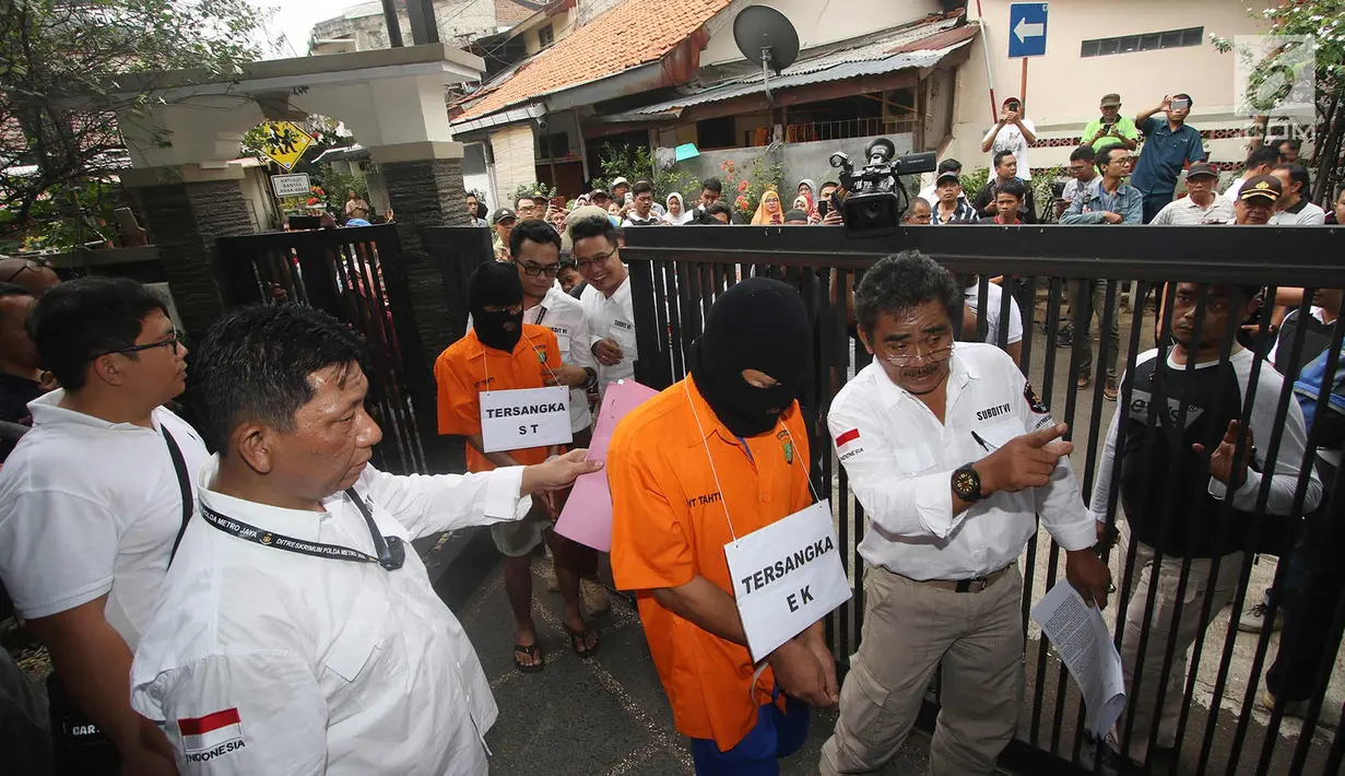 Tersangka melakukan adegan rekonstruksi pembunuhan pasutri di Benhil, Jakarta, Senin (9/10). 26 adegan dilakukan dalam rekonstruksi kasus yang menyebabkan tewasnya Zakaria Husni (57) dan istrinya Zakiya Husni (52). (Liputan6.com/Immanuel Antonius)