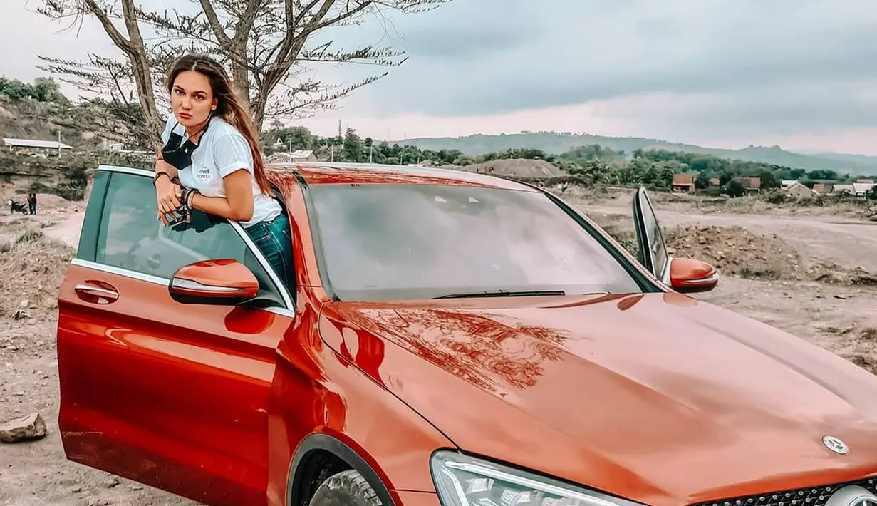 "Enggak. Gak suka makanya gua akting waktu dikirim ke India. Sebenernya gua tuh pengennya dikirim ke Australi. Cuma nyokap gua tuh in to sama yang namanya yoga," ungkap Luna. (Instagram/lunamaya)