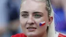 Fans cantik asal Republik Ceska ini tengah serius menonton laga timnya melawan  pada grup D Piala Eropa 2016 melawan Kroasia di Stade Geoffroy-Guichard, Saint-Etienne, prancis, (17/6/2016).  (REUTERS/Robert Pratta)