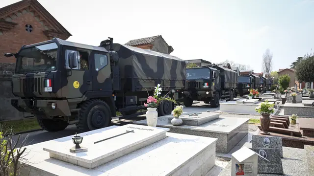 FOTO: Truk-Truk Militer Italia Angkut Korban Meninggal COVID-19