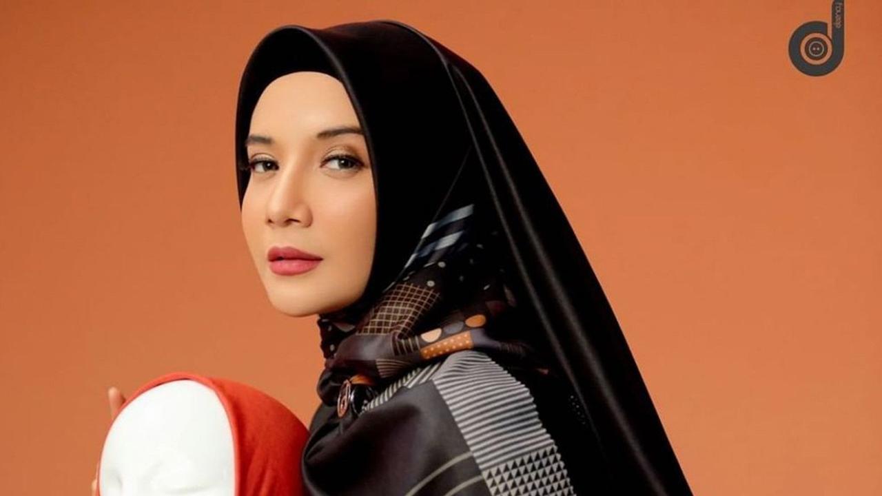 FOTO: Inspirasi Gaya Hijab Zaskia Sungkar, Simple dan Elegan