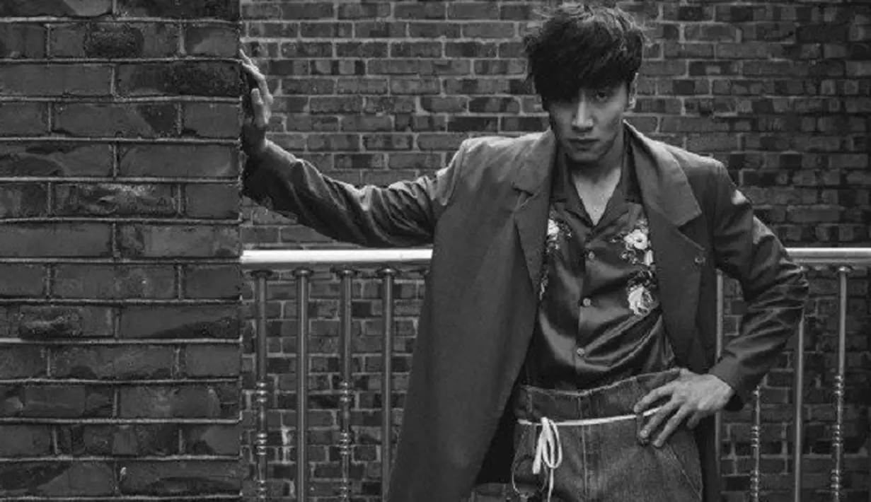 Karena mempunyai tinggi badan 193 cm, Lee Kwang Soo mendapat julukan jerapah. (Foto: Allkpop.com)