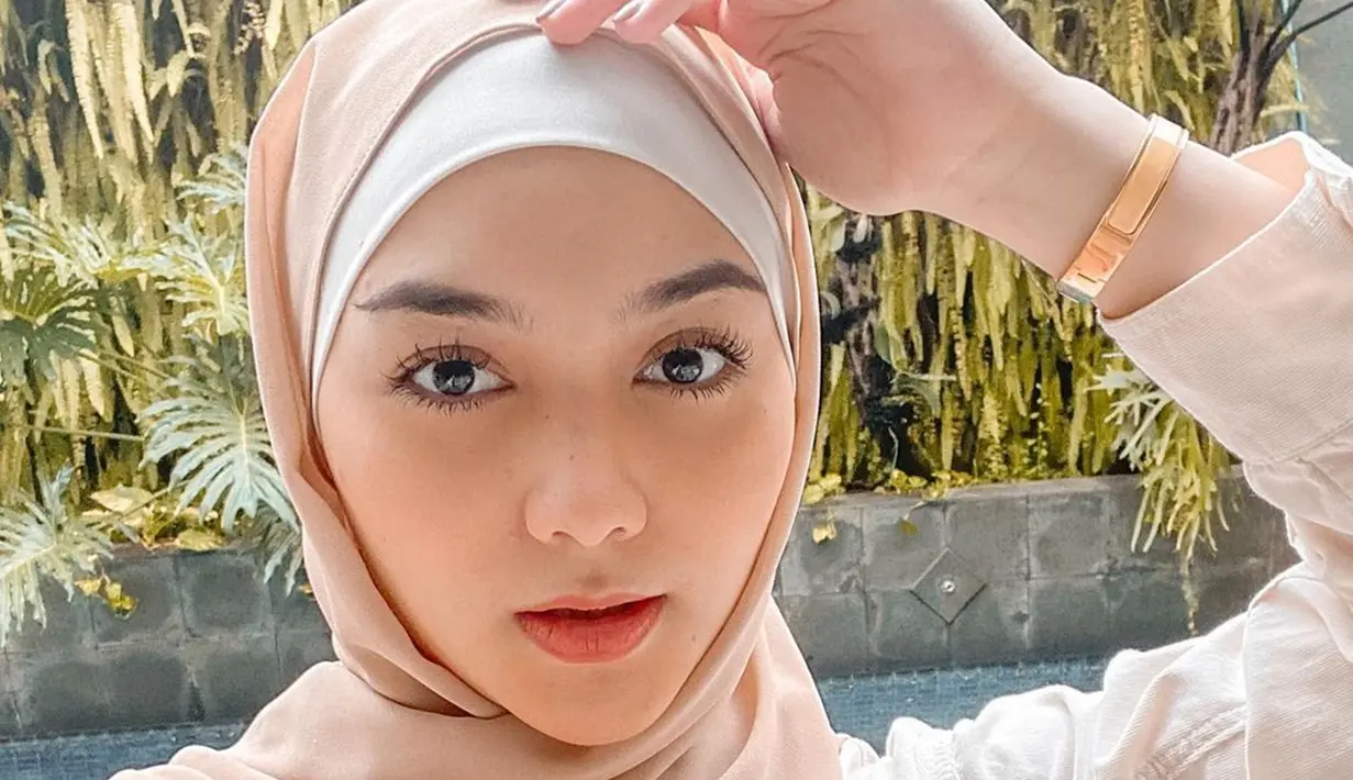 Memiliki pars cantik, sejak emmutuskan untuk berhijab Citra Kirana kerap bagikan OOTD-nya di Instagram. Seperti saat ia memakai hijab berwarna beige serta kemeja senada, membuatnya tampil anggun.(Liputan6.com/IG/@citraciki)