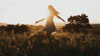 Ilustrasi menikmati hidup, bebas, bahagia. (Photo by Jackson David on Unsplash)
