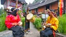 Para pemuda memainkan alat musik kesenian tradisional di Desa Wisata Kampuang Minang Nagari Sumpu, Kabupaten Tanah Datar, Provinsi Sumatera Barat, Kamis (22/6/2023). (Liputan6/Angga Yuniar)