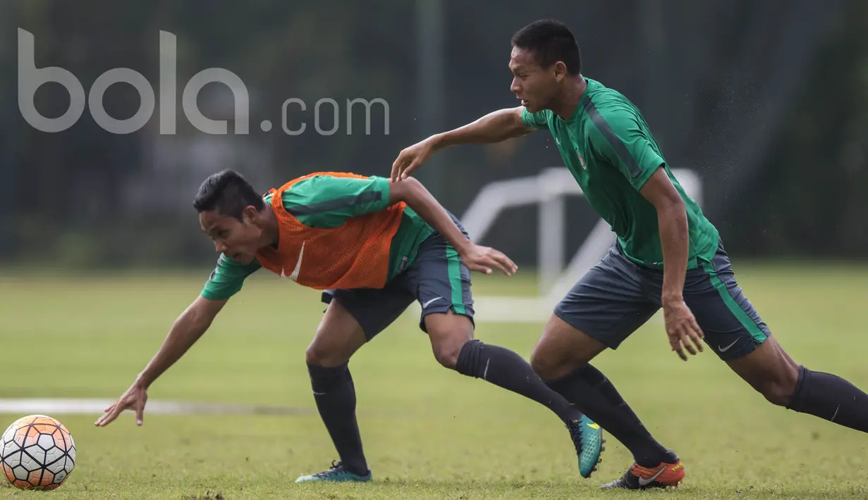 Gelandang Bhayangkara FC, Evan Dimas, didorong bek Bhayangkara FC, Andy Setyo, saat mengikuti seleksi Timnas Indonesia U-22 di Lapangan SPH Karawaci, Banten, Rabu (8/3/2017). (Bola.com/Vitalis Yogi Trisna)